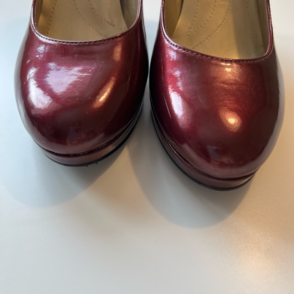 [SOLD] Tahari Patent Pumps with Gold Detailing - Picture 7 of 7